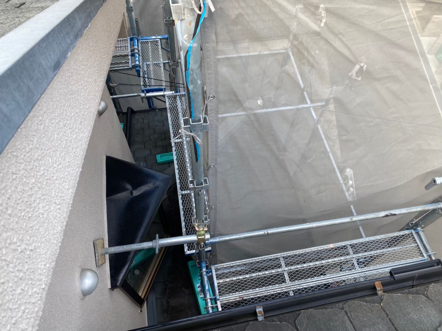 カバー工法で工事開始足場設置